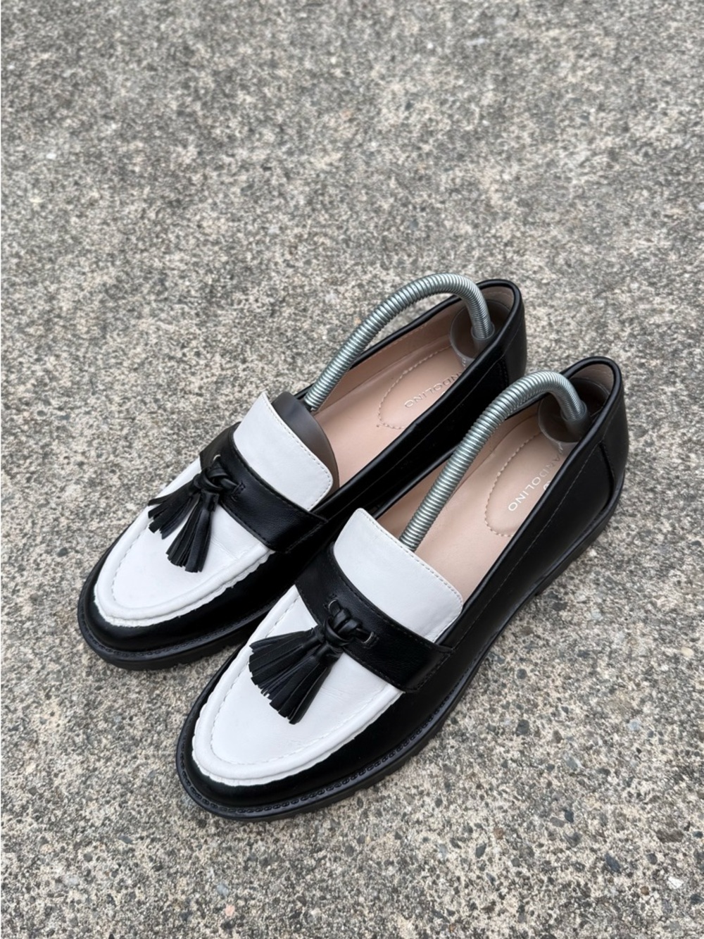 Bandolino Women's Fillus Tassel Loafers Women size 9 black and white - Picture 10 of 13